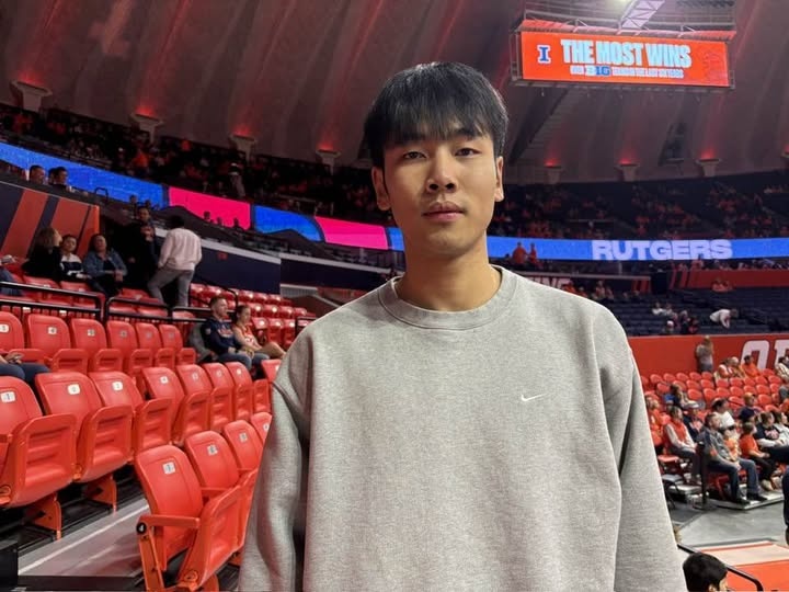 张博源到访伊利诺伊大学：这有很多中国同胞 球队也常年排在TOP20