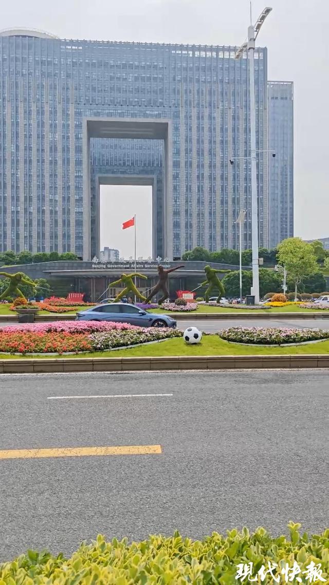kaiyun体育app-18小时长效保洁、网红“布布鸭”惊喜亮相,苏超南京主场“颜值”有保障